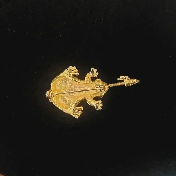 Vintage Black Enamel Rhinestone Gold Tone Frog Catching Dragonfly Brooch Pin - Picture 4 of 6